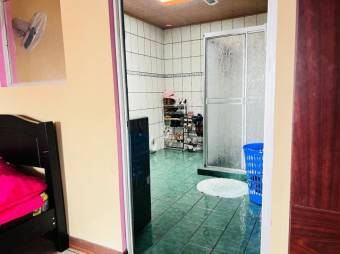 Se vende espaciosa casa de 2 plantas en Hospital San José 25-765