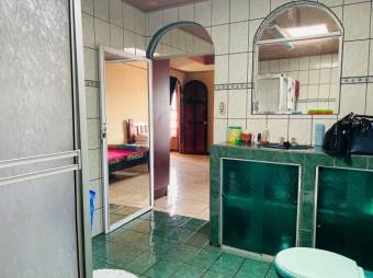 Se vende espaciosa casa de 2 plantas en Hospital San José 25-765