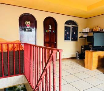 Se vende espaciosa casa de 2 plantas en Hospital San José 25-765