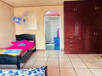 Se vende espaciosa casa de 2 plantas en Hospital San José 25-765