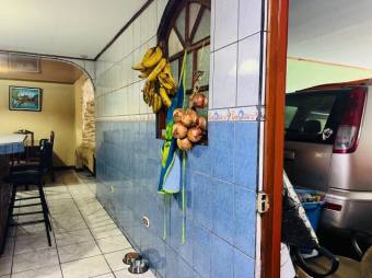 Se vende espaciosa casa de 2 plantas en Hospital San José 25-765