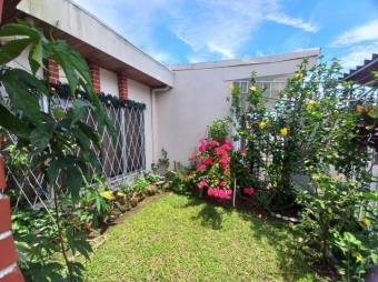 Se vende espaciosa casa con jardín en Mata De Plátano San José24-1728