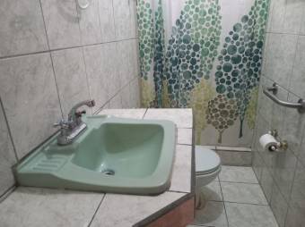 Se vende espaciosa casa con jardín en Mata De Plátano San José24-1728