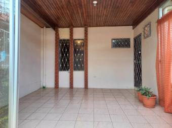 Se vende espaciosa casa con jardín en Mata De Plátano San José24-1728