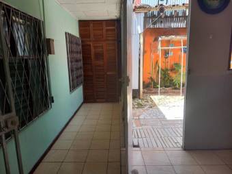 Se vende espaciosa casa con jardín en Mata De Plátano San José24-1728