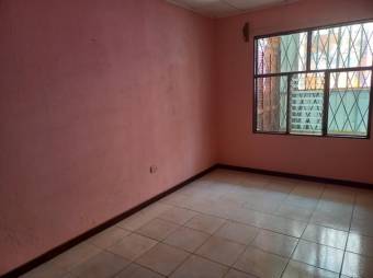 Se vende espaciosa casa con jardín en Mata De Plátano San José24-1728