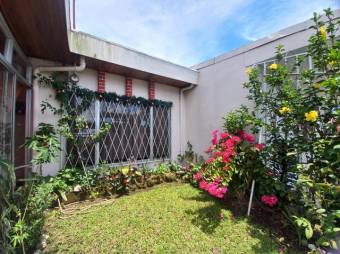 Se vende espaciosa casa con jardín en Mata De Plátano San José24-1728