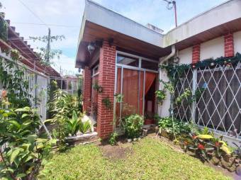 Se vende espaciosa casa con jardín en Mata De Plátano San José24-1728