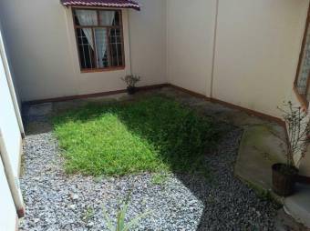 Se vende espaciosa casa con patio en San Miguel San José 24-917