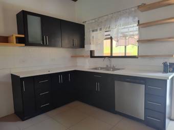 Se vende espaciosa casa con 1,802m2 en Desamparaditos San José 25-78