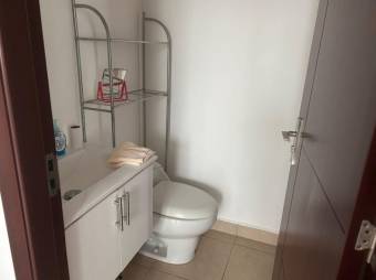 Se vende moderno apartamento en Hatillo San José 25-292