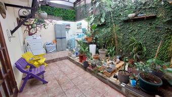 Se vende espaciosa casa con patio en San Isidro San José 25-778