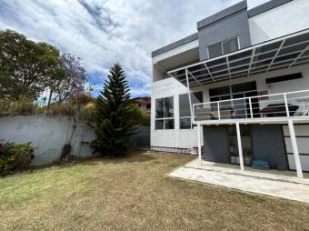 Se vende espaciosa propiedad con patio y terraza en San Jose San Isidro A23-2591