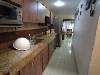 Se vende espaciosa casa de 2 plantas en Calle Blancos San José 24-641