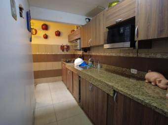 Se vende espaciosa casa de 2 plantas en Calle Blancos San José 24-641