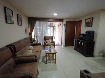 Se vende espaciosa casa de 2 plantas en Calle Blancos San José 24-641