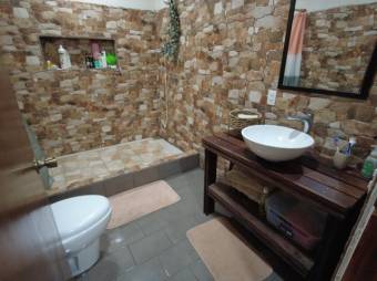 Se vende espaciosa casa de 2 plantas en Calle Blancos San José 24-641