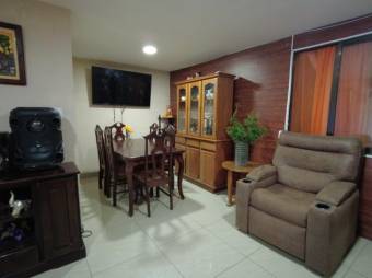 Se vende espaciosa casa de 2 plantas en Calle Blancos San José 24-641