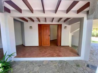 Se vende espaciosa casa con lote de 2000m2 en Jaboncillos Escazú A23-2872