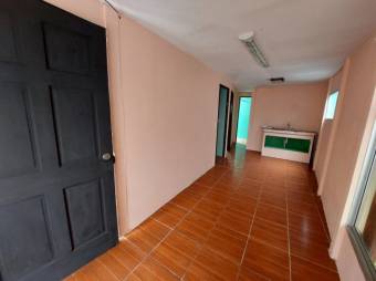 Se vende espaciosa casa con patio en Vásquez de Coronado 25-781