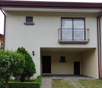 Venta de Casa en Hojarasca Real- Belén-Heredia. RAH 25-870