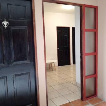 Se vende espacioso apartamento en La Trinidad San José 25-895