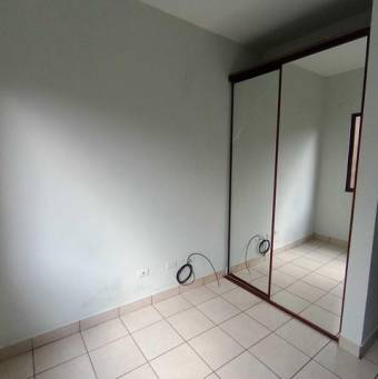 Se vende espacioso apartamento en La Trinidad San José 25-895