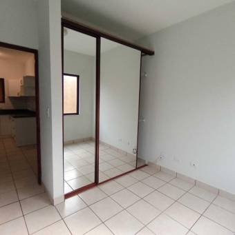 Se vende espacioso apartamento en La Trinidad San José 25-895