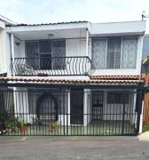 Se vende espaciosa casa con terraza en Yoses Sur 25-310