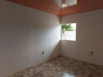 Se vende casa con lote de mas de 2000m2 en San Nicolás Cartago A25-84