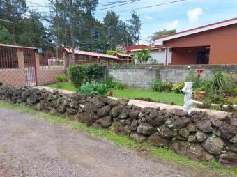 Se vende casa con lote de mas de 2000m2 en San Nicolás Cartago A25-84