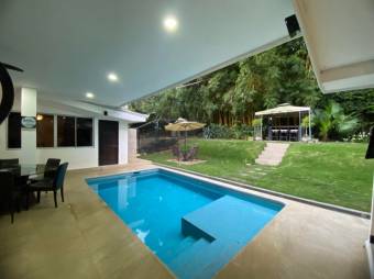 Se vende moderna casa con piscina en San Asunción Heredia 25-888