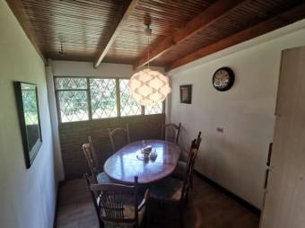 Se vende espaciosa casa con amplio lote en Vásquez de Coronado 24-144