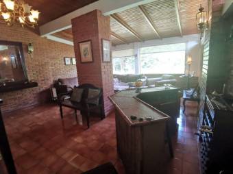 Se vende espaciosa casa con amplio lote en Vásquez de Coronado 24-144