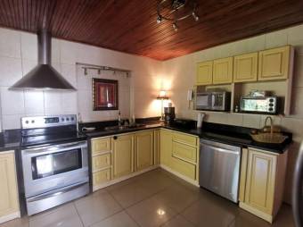 Se vende espaciosa casa con amplio lote en Vásquez de Coronado 24-144