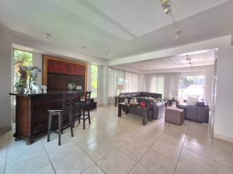 Se vende moderna casa en condominio de Piedades Santa Ana 25-585