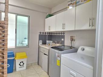 Se vende moderna casa en condominio de Piedades Santa Ana 25-585