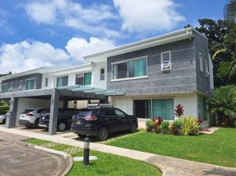 Se vende moderna casa en condominio de Piedades Santa Ana 25-585