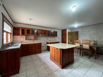 Se vende espaciosa casa con 1,103m2 en San Rafael Escazú 25-466