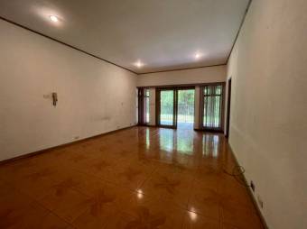 Se vende espaciosa casa con 1,103m2 en San Rafael Escazú 25-466