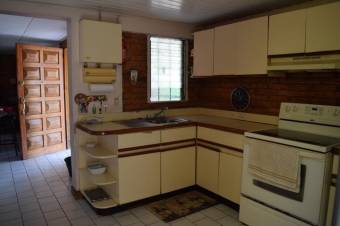 Se vende casa con uso de suelo mixto en San Rafael Arriba 25-296