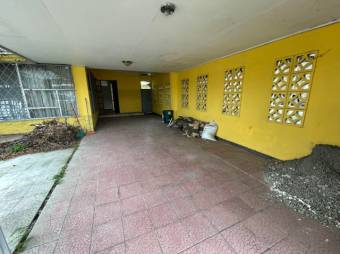 Se vende espaciosa casa con patio en San Pedro San José 22-2639