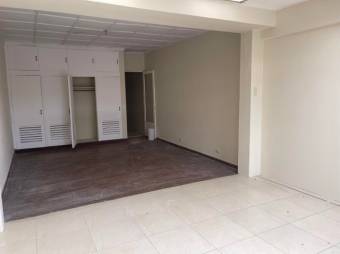 Se vende espaciosa casa con patio en San Pedro San José 22-2639