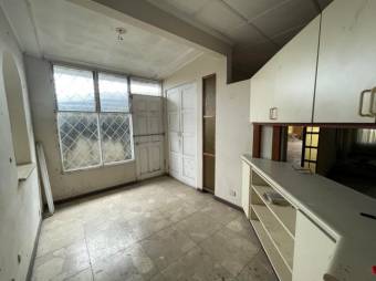 Se vende espaciosa casa con patio en San Pedro San José 22-2639