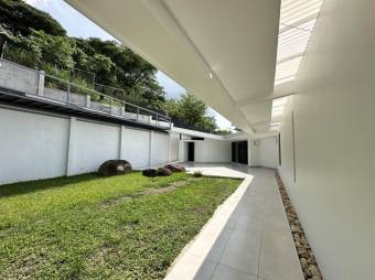 Se vende lujosa casa con piscina y amplio lote en Rio Oro 26-578