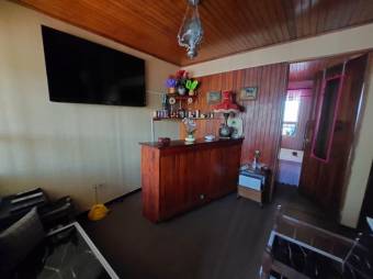 Se vende espaciosa casa con patio en Santa Lucia de Barva 26-568