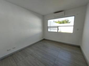 Se vende moderna casa con patio en condominio de San Antonio Belén 26-619