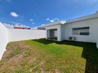 Se vende moderna casa con patio en condominio de San Antonio Belén 26-619