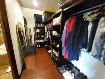 Se vende espaciosa casa con patio y terraza en San Miguel de Heredia 26-693