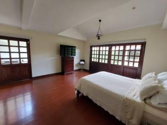 Se vende espaciosa casa con patio y terraza en San Miguel de Heredia 26-693